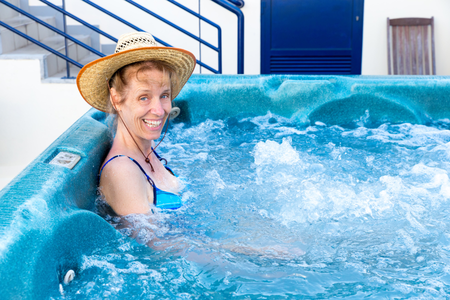 Profitez d'un moment de détente absolu avec un spa jacuzzi de nage de chez TropicSpa